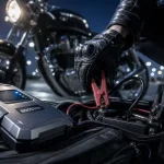 Booster batterie moto lithium compact et pinces pour démarrage sécurisé