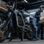 Moto électrique surron Sur-Ron Hyper Bee, Light Bee et Ultra Bee en garage