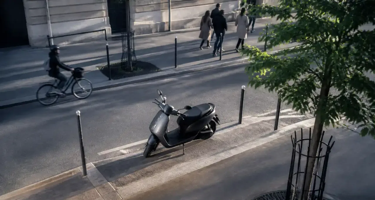 Scooter électrique circulant dans une rue de Paris