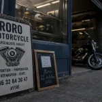 Track motor à Aytré : affiche avis 5/5 près d’un garage moto