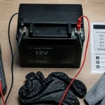 Voltage batterie moto : 12,7 V au multimètre