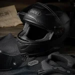 Casque moto Shoei noir mat pour route, touring, piste ou trail