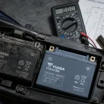 Changer batterie moto : ordre des bornes et étapes sans court-circuit