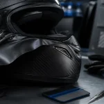 Covering casque moto : vinyle thermoformé sur casque en atelier