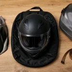 Housse casque moto en nylon noir, protection discrète et poignée visible
