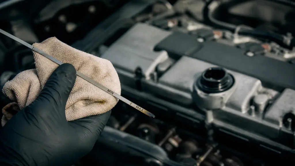 Niveau d’huile moteur : entre mini et maxi, le repère à viser moteur froid