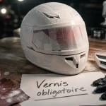 Peinture casque moto avec vernis obligatoire, casque poncé et vernis lustré