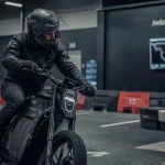 Pilote sur unitrack moto électrique indoor en piste indoor