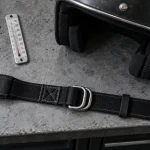 Attache casque moto avec boucle double D et sangle