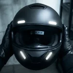 Bande reflechissante casque moto homologuée sur casque noir