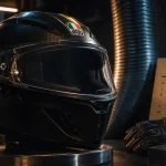 Casque moto AGV intégral dans un garage, visière fermée