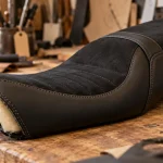 Selle de moto modifiée en atelier, couture et alcantara visibles
